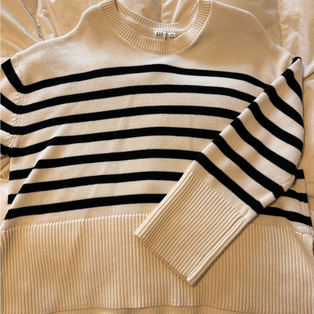 GAP Women's Black and Cream Striped Sweater